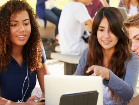 ODU students 工作ing in a group on laptop